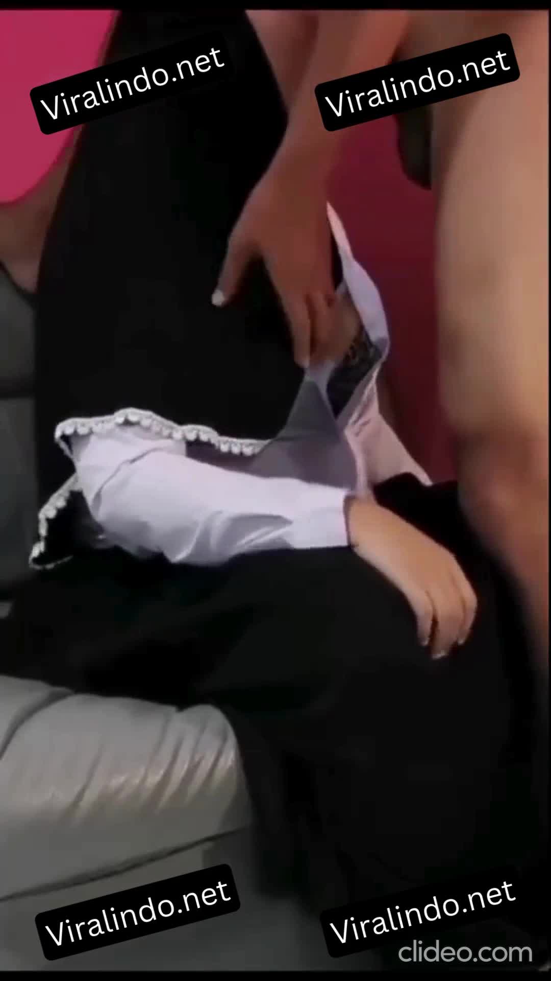 Ukhti Jilbab Hitam Ngentot di Sofa Tamu